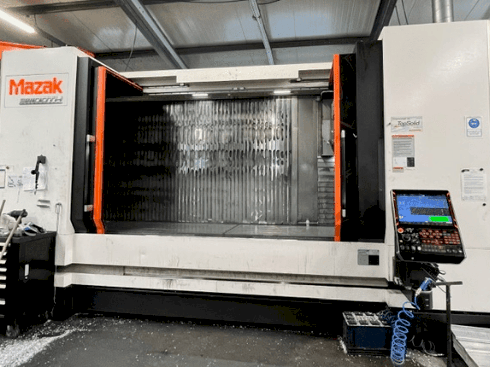 Vista Frontal da Mazak VTC 800 máquina