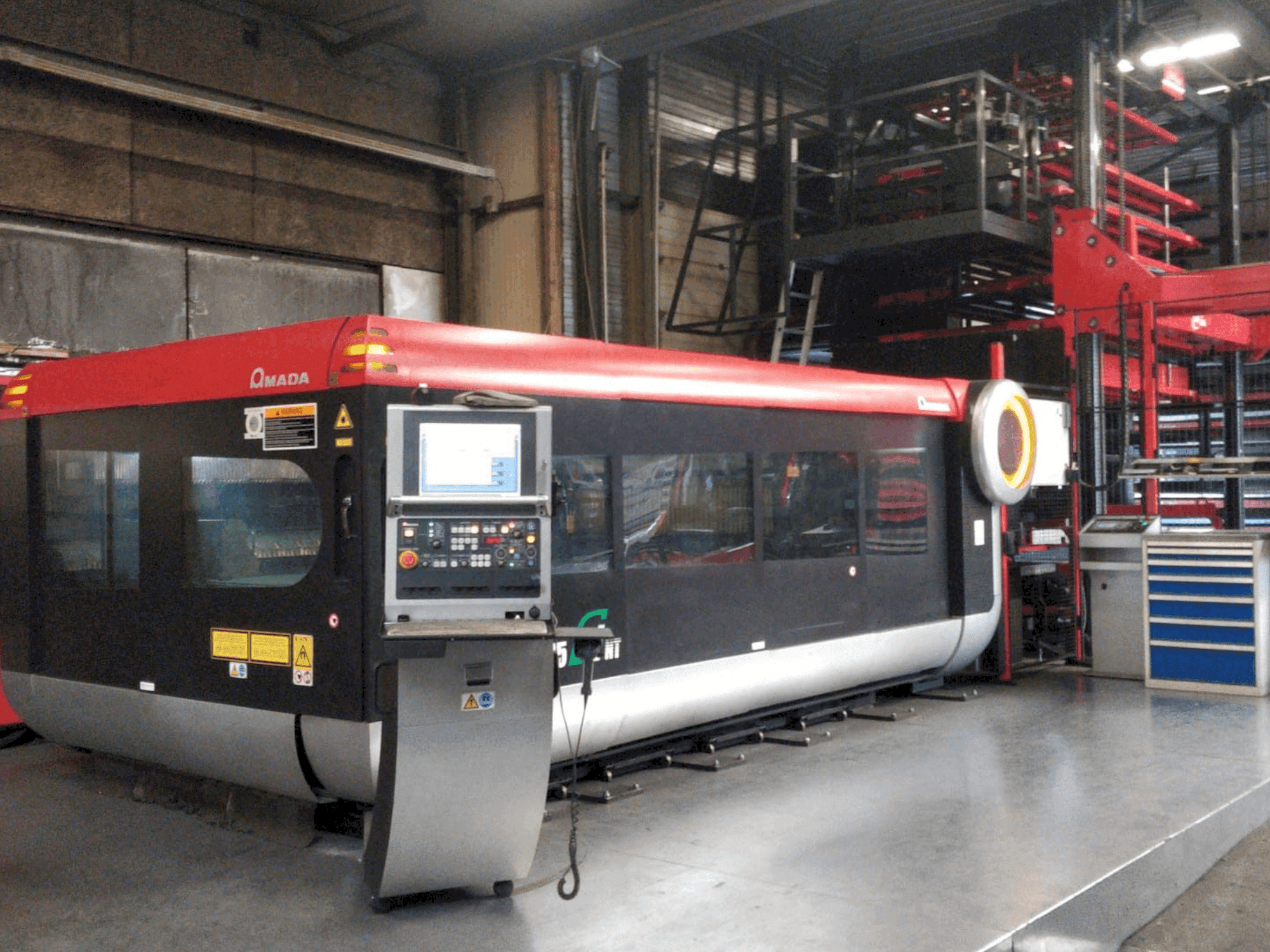 Vista Frontal da AMADA LC-3015F1NT 4kW CO2 máquina