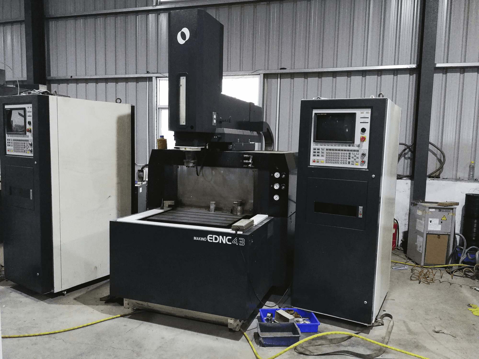 Vista Frontal da Makino EDNC43 máquina