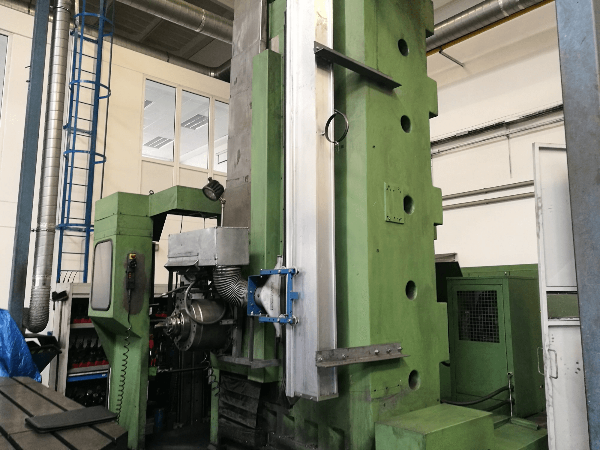 Vista Frontal da TOS WHN 130 máquina