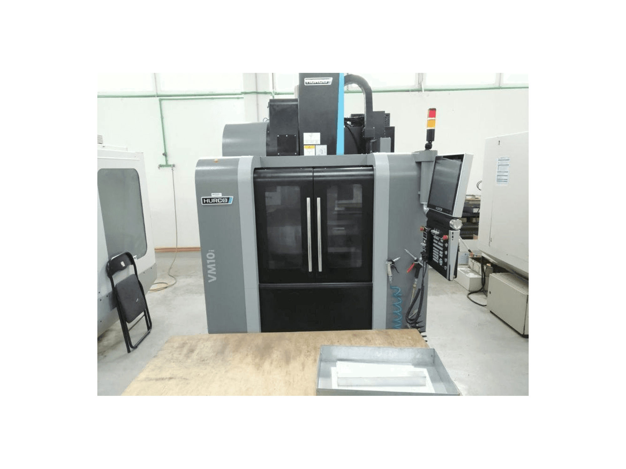 Vista Frontal da Hurco VM 10i máquina