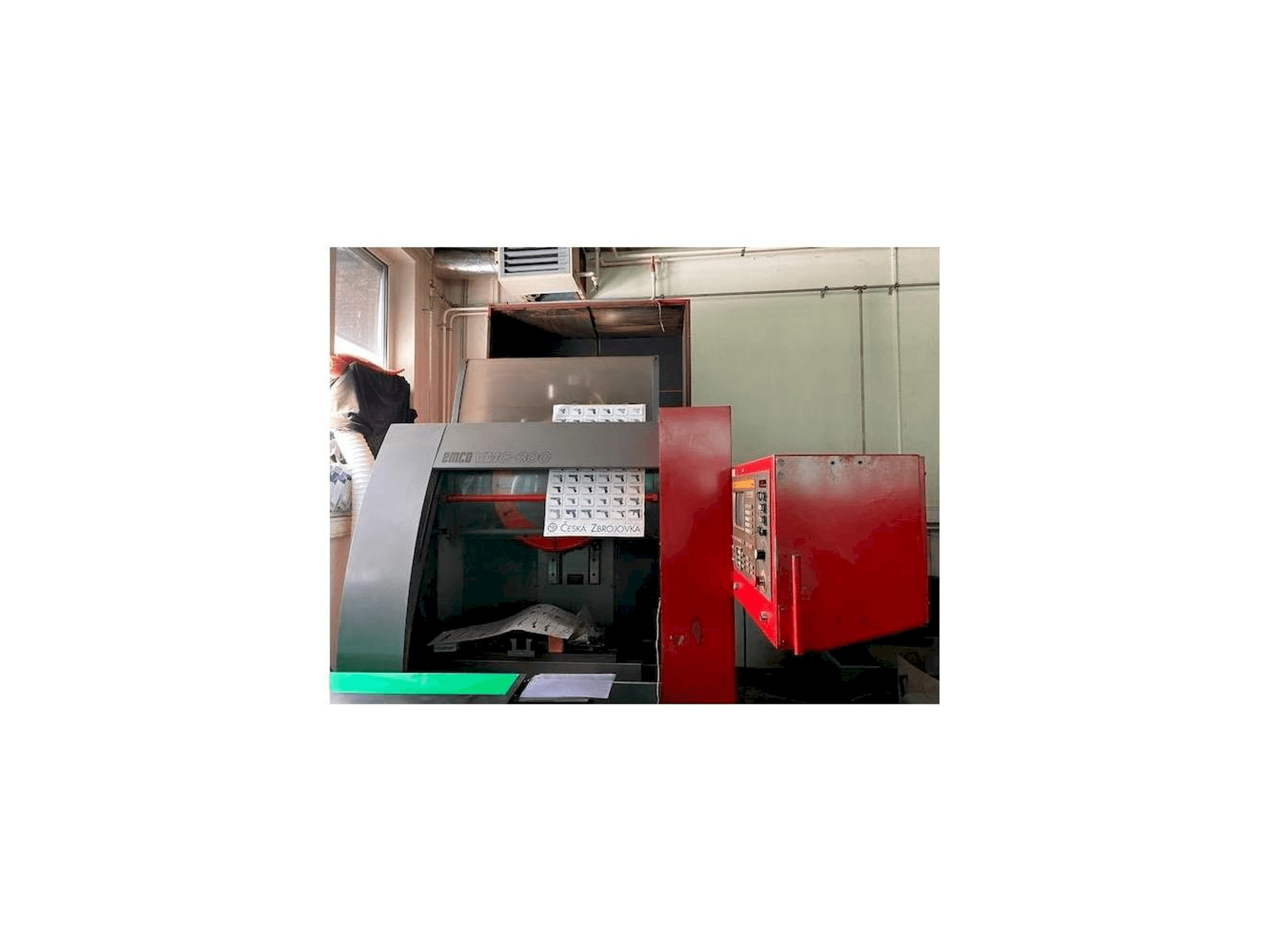 Vista Frontal da EMCO VMC 300 máquina