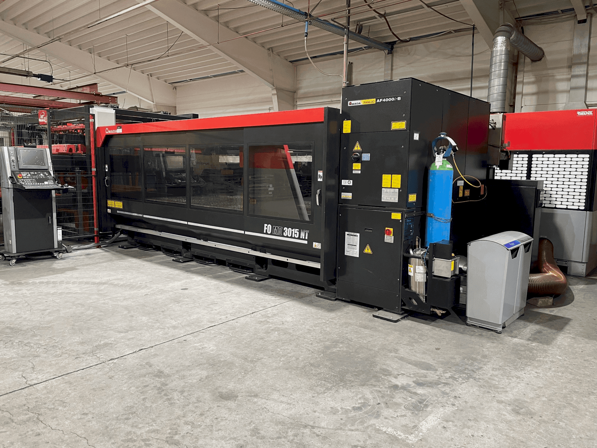 Vista Frontal da AMADA FOM2 3015 NT máquina